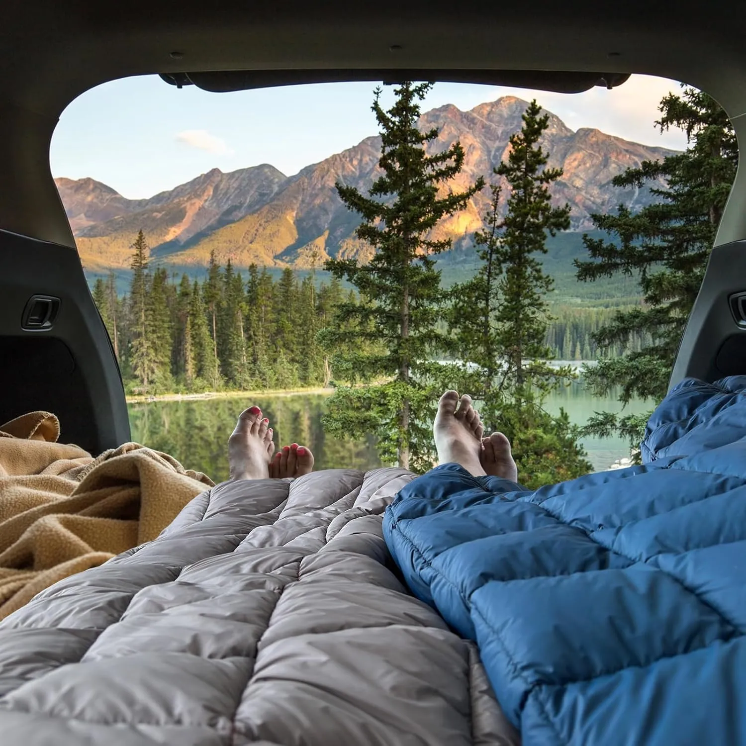 Camping Blanket, Packable Puffy Blanket Down Alternative Blanket Lightweight Windproof Resistant for Outdoors,Hiking, Backpacking,Beach,Car,Picnic,Stadium 52x75in